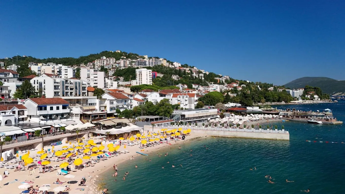 Cijela plaža sa Herceg Novim u pozadini