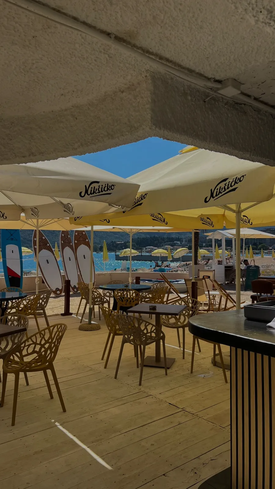 Beach bar uz more