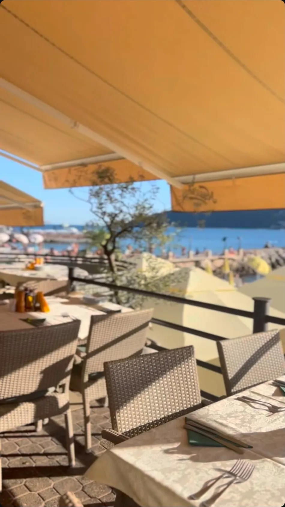 Ispod tende, iznad plaže